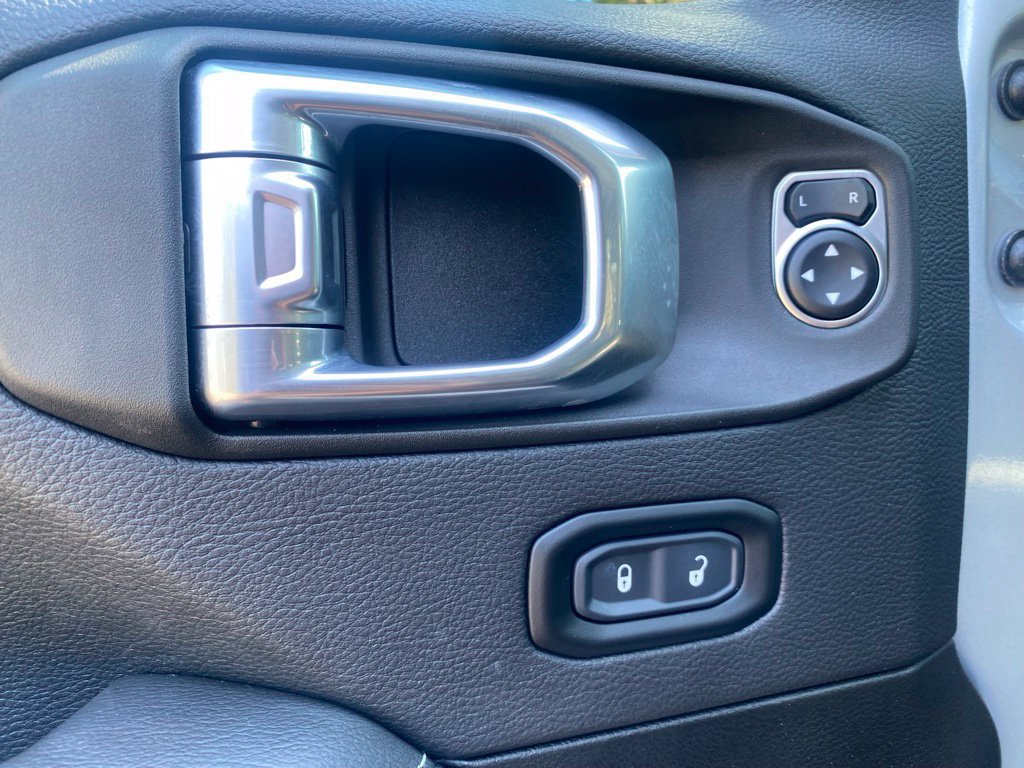 Used 2023 Jeep Wrangler Unlimited Sahara AWD/4WD image 15