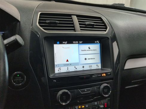 Used 2017 Ford Explorer XLT w/ Equipment Group 202A image 28