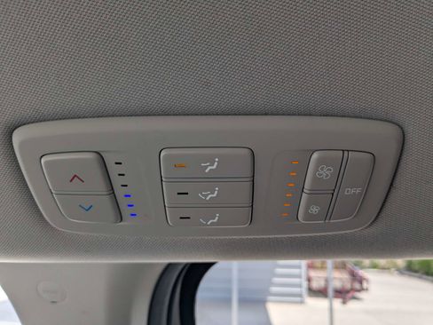 Used 2022 Kia Carnival LX FWD image 19