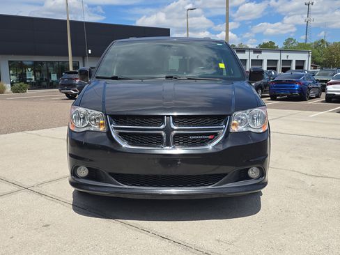 Used 2017 Dodge Grand Caravan SXT w/ Driver Convenience Group FWD image 3