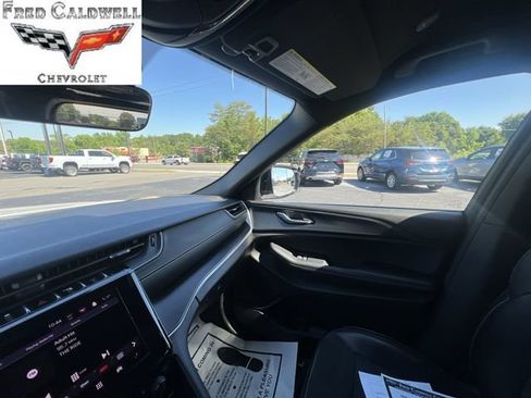 Used 2025 Jeep Grand Cherokee Altitude AWD/4WD image 11