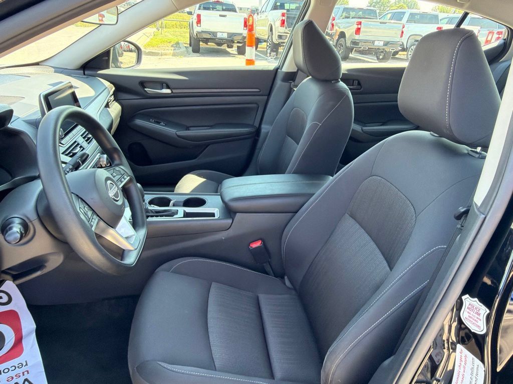 Used 2025 Nissan Altima 2.5 SV FWD image 17
