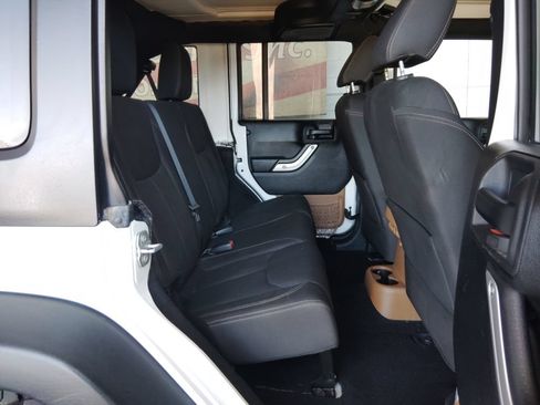 Used 2016 Jeep Wrangler Unlimited Rubicon w/ Connectivity Group AWD/4WD image 18