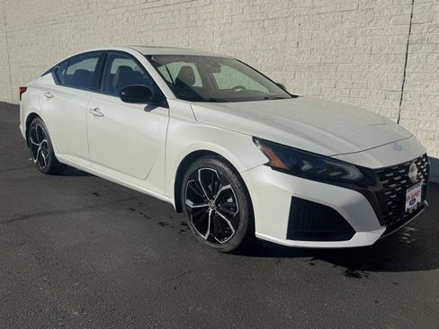 Used 2023 Nissan Altima 2.5 SR w/ SR Premium Package image 6