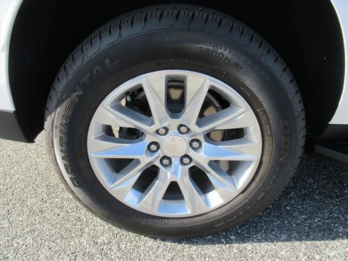 Used 2025 Chevrolet Suburban Premier image 8