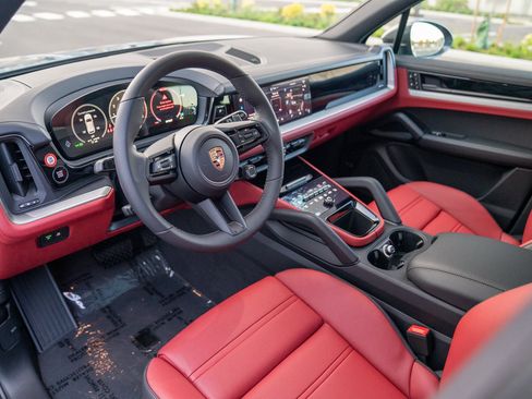 Certified 2026 Porsche Cayenne AWD/4WD image 4