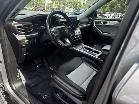 Used 2022 Ford Explorer XLT w/ Equipment Group 202A AWD/4WD image 15