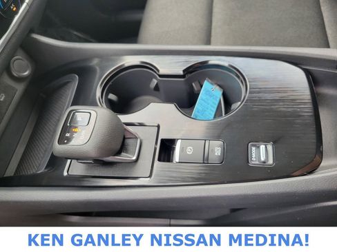 Used 2025 Nissan Rogue SV image 27