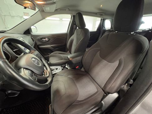 Used 2019 Jeep Cherokee Sport w/ Cold Weather Group image 15