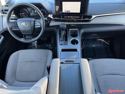 Certified 2025 Toyota Sienna LE FWD image 16