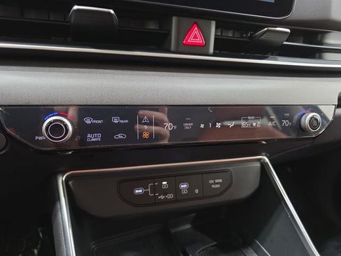 Used 2025 Kia Carnival EX FWD image 23