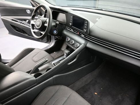 Certified 2025 Hyundai Elantra SE image 12