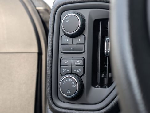 Used 2024 Chevrolet Silverado 2500 Custom w/ Custom Value Package image 4