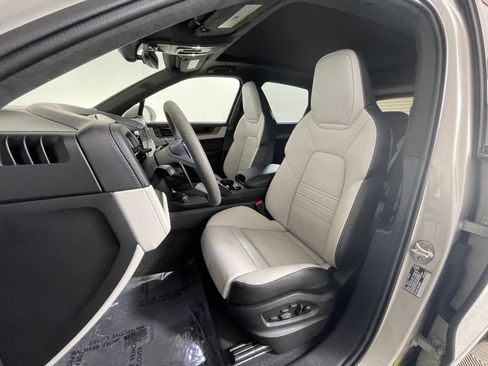Used 2025 Porsche Cayenne GTS AWD/4WD image 5