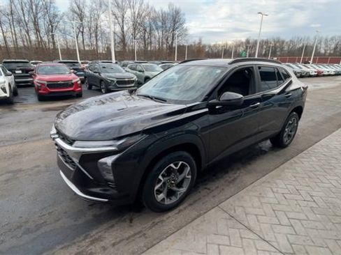 Certified 2025 Chevrolet Trax LT w/ LT Convenience Package image 4