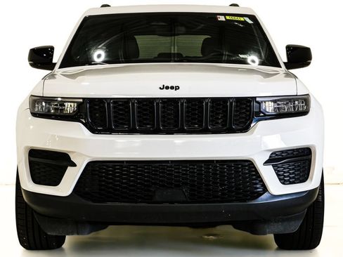 Used 2023 Jeep Grand Cherokee Altitude AWD/4WD image 2