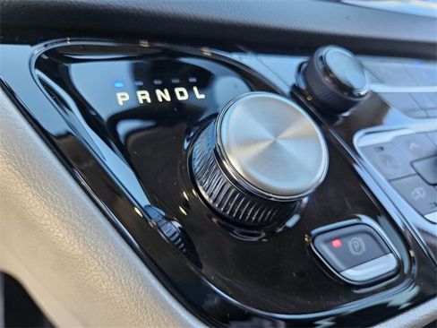 Used 2023 Chrysler Pacifica Touring-L image 23