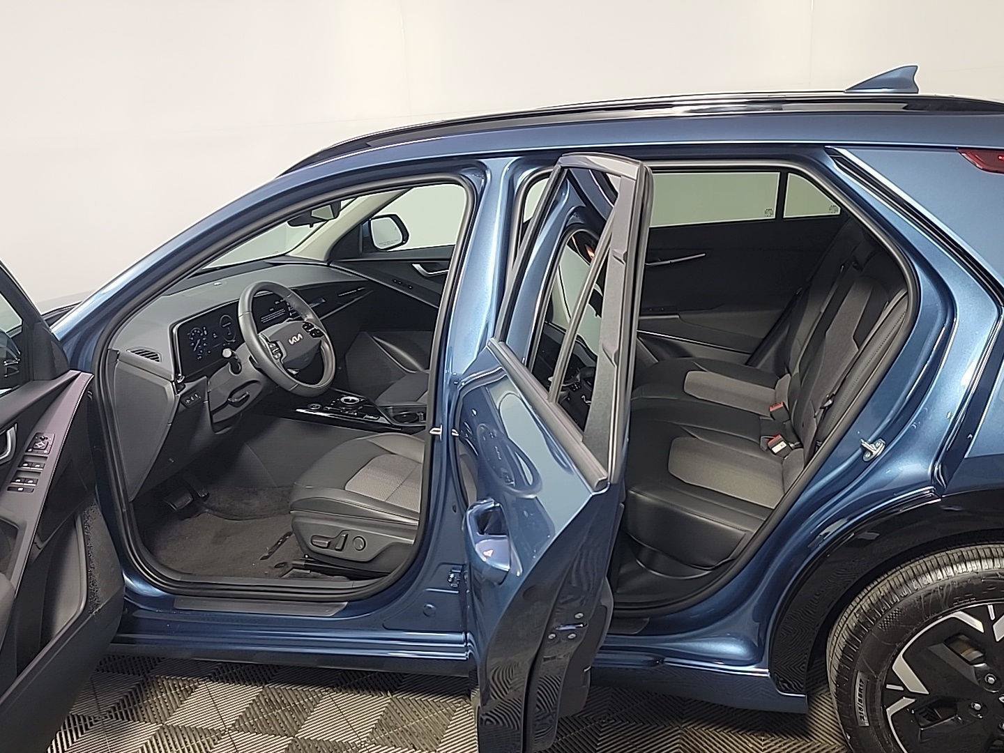 Certified 2025 Kia Niro Wind w/ Wind Preserve Package FWD image 17