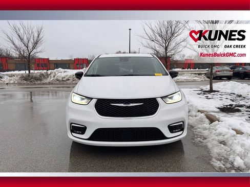 Used 2024 Chrysler Pacifica Touring-L image 2