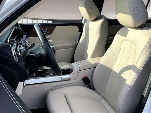 Used 2023 Mercedes-Benz GLB 250 w/ Premium Package image 19