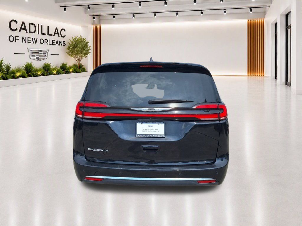 Used 2024 Chrysler Pacifica Touring-L FWD image 4