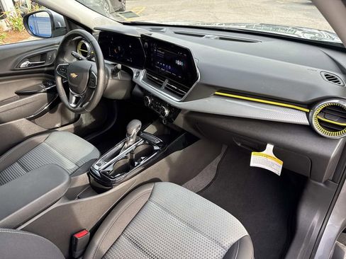 Used 2025 Chevrolet Trax LT w/ LT Convenience Package image 13