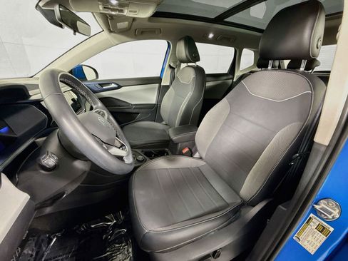 Certified 2023 Volkswagen Taos SE w/ Panoramic Sunroof Package AWD/4WD image 5
