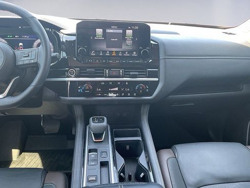 Used 2024 Nissan Pathfinder Platinum FWD image 11