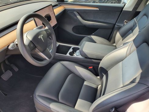 Used 2025 Tesla Model Y Long Range image 19