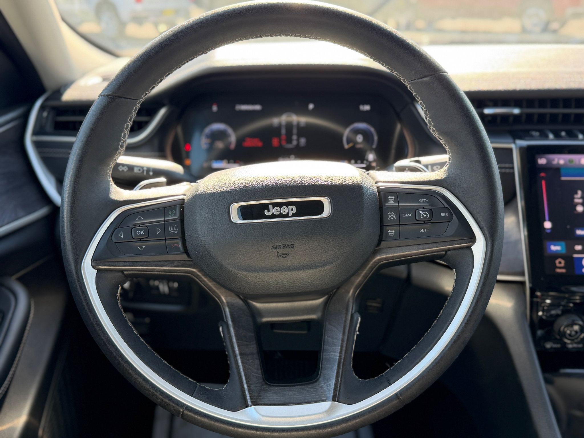 Used 2023 Jeep Grand Cherokee L Limited AWD/4WD image 8