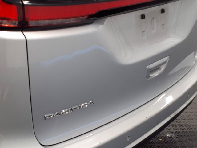 Used 2024 Chrysler Pacifica Touring-L FWD image 8