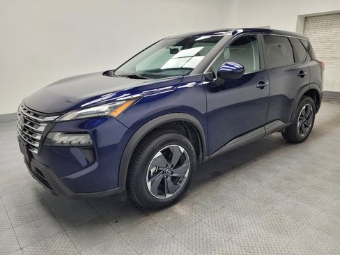 Used 2024 Nissan Rogue SV image 2