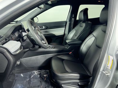 Used 2024 Jeep Compass Latitude image 12