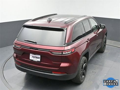 Used 2025 Jeep Grand Cherokee Limited w/ Luxury Tech Group II image 33