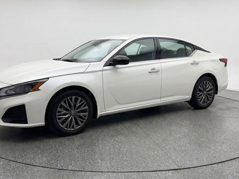 Used 2025 Nissan Altima 2.5 SV FWD image 3