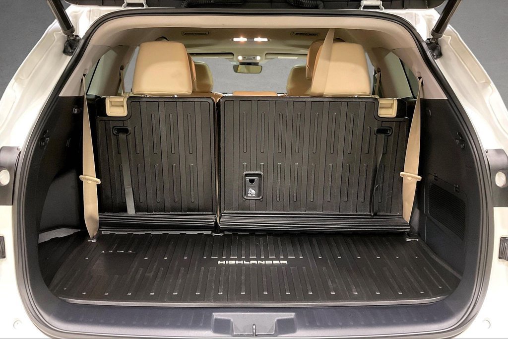 Used 2020 Toyota Highlander XLE AWD/4WD image 5