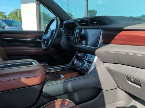 Used 2023 GMC Yukon Denali Ultimate w/ LPO, Floor Liner Package AWD/4WD image 5