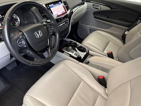 Used 2017 Honda Pilot Touring image 9