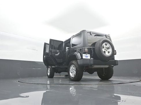 Used 2017 Jeep Wrangler Unlimited Sahara image 38