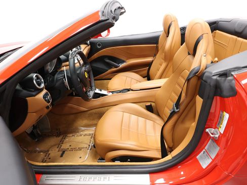 Used 2015 Ferrari California T image 15
