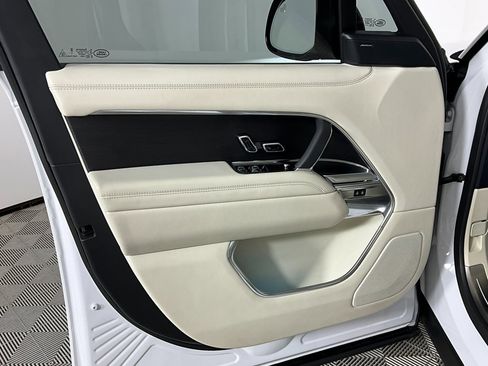 Certified 2024 Land Rover Range Rover SE image 18