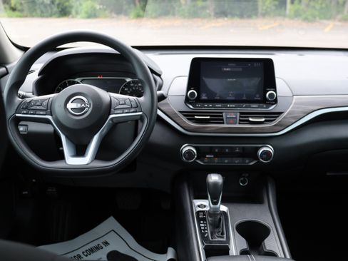 Used 2025 Nissan Altima 2.5 SV FWD image 24
