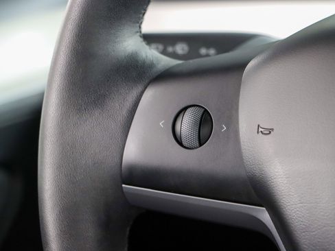 Used 2025 Tesla Model Y Long Range image 13