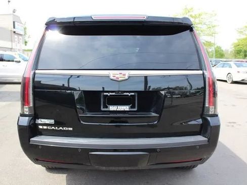 Used 2017 Cadillac Escalade Luxury AWD/4WD image 2