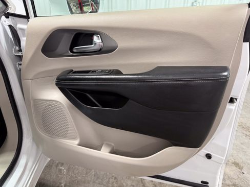 Used 2022 Chrysler Pacifica Touring-L FWD image 9