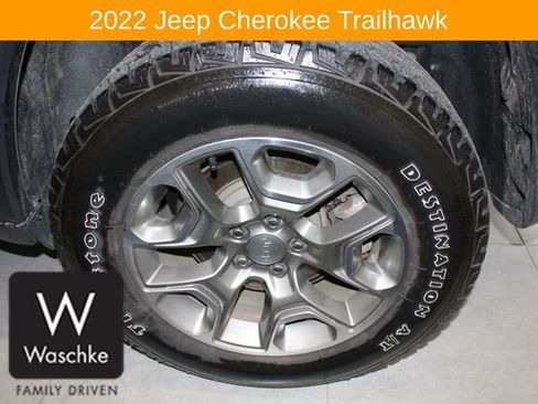 Used 2022 Jeep Cherokee Trailhawk image 11
