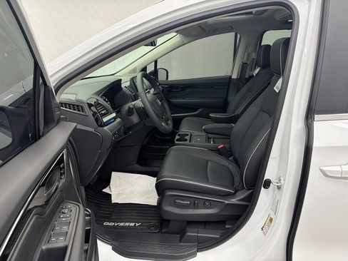New 2026 Honda Odyssey Touring image 9
