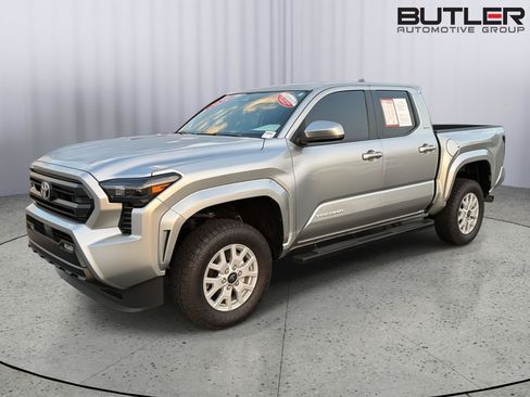 Certified 2024 Toyota Tacoma SR5 AWD/4WD image 2