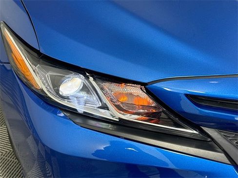 Used 2018 Toyota Camry SE image 3