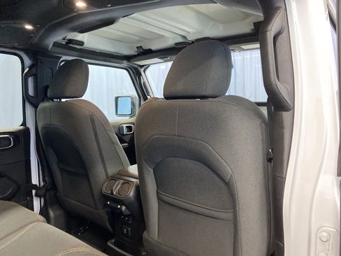 Used 2024 Jeep Wrangler Sahara image 30